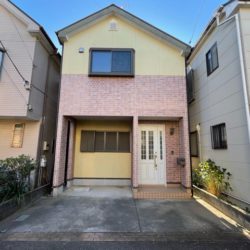 ★平成18年築の２LDK貸家。閑静な住宅街に位置す。駐車スペースのほかに自転車やバイクも置けます。小屋裏収納あり。浴室乾燥機やモニター付きインターホンなど充実の設備。お気軽にお問合せください。(外観)