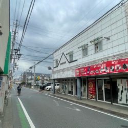 新河岸駅徒歩4分。通行量の多い1階路面店舗事務所。業種応相談（重飲食不可、軽飲食・クリニック・教室・事務所等）。前テナント造作一部有り。メールやお電話など、お気軽にご相談下さい。(外観)